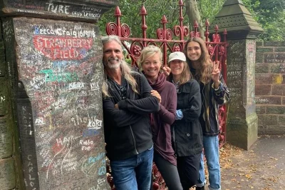 Descubre la historia de los beatles en liverpool con un tour privado en taxi. visita penny lane, strawberry field y las casas de la infancia. accesible para silla de ruedas y con guía local.