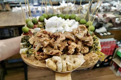 Erkunde neapels historische gassen mit einem lokalen guide, koste frische büffelmozzarella, pizza fritta und limoncello. kleine gruppe, inklusive food-tastings.