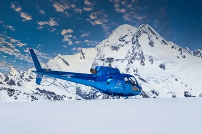 Erlebe einen 35-minütigen helikopterflug über franz josef und fox oder tasman gletscher mit einer schneelandung in den südalpen. inklusive abholung und erfahrenem lokalen piloten.