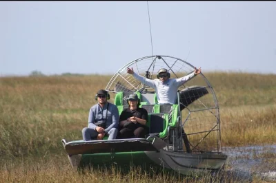 Erlebe eine private airboat-tour durch die everglades bei miami, entdecke wilde vögel & alligatoren und lausche spannenden geschichten von einheimischen. inklusive wasserflasche.