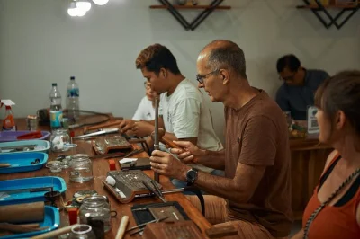 Créez votre bijou en argent à ubud avec des artisans balinais, de la fonte au polissage. atelier en petit groupe, matériel fourni, repartez avec votre création unique.