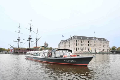 Disfruta un crucero de 1 hora por los canales de Ámsterdam en un barco cubierto y calefactado, con bar a bordo, guía en inglés y relatos locales. garantía de buen clima y vistas imperdibles.