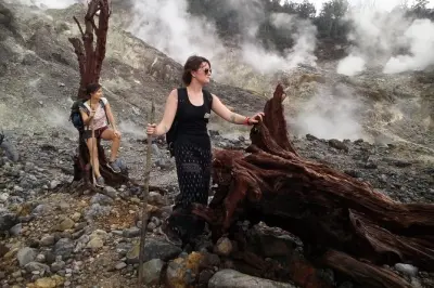 Bandung Vulkanwanderung mit Dschungeltrekking, Krater & Schwimmen