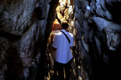 Descubre su nuraxi en barumini, sube a sus torres milenarias y recorre un pueblo de 3.500 años con guía local. incluye recogida en hotel y entrada.