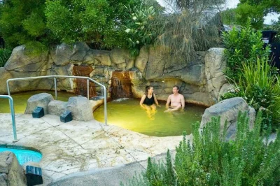 Entdecke warrnambools deep blue hot springs mit 2 stunden zugang zu mineralreichen pools, sinneshöhlen und wasserfällen. inklusive eintritt und allen badebereichen.