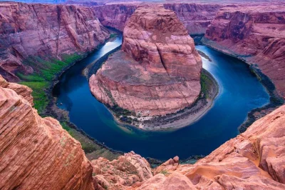Erlebe eine rafting-tour auf dem colorado river am horseshoe bend ab page mit halt bei uralten petroglyphen. shuttle, guide und transport inklusive – sicher buchen.
