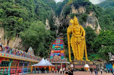 Scopri kuala lumpur con un tour di un giorno a batu caves, tempio thean hou, little india e chinatown. trasporto climatizzato e guida in inglese inclusi.