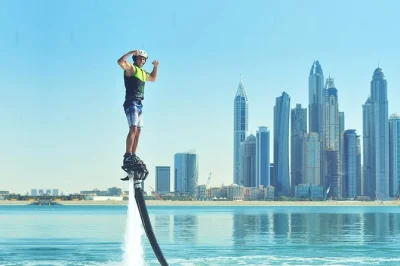 Erlebe flyboarding in dubai mit geduldigem profi, inklusive kompletter sicherheitsausrüstung. drehungen und delfintauchgänge, perfekt abgestimmt auf dein level.