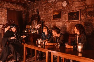 Siente el misterio del casco antiguo de edimburgo en un tour en grupo pequeño, con acceso exclusivo a las bóvedas de blair street, relatos de un narrador experto y un trago en megget’s cellar.