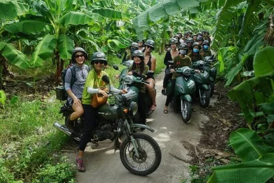 Erlebe eine vintage-motorradtour von hanoi ins rote-fluss-delta, entdecke alte dörfer und die co loa zitadelle, genieße echtes landessen und triff einheimische. abholung inklusive.