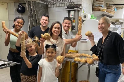 Descubra uma padaria real em le marais, aprenda a fazer pães e doces clássicos com artesãos, aproveite um café da manhã fresquinho e leve suas criações para casa. grupo pequeno, ideal para fam