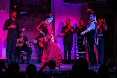 Erlebe sevilla live im tablao el arenal mit einer mitreißenden flamenco-show, genieße ein getränk und wähle zwischen tapas oder einem 3-gänge-menü. inklusive eintritt und lokalen künstlern.