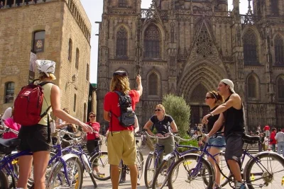 Scopri barcellona in bici con guida. pedala vicino a sagrada familia, vicoli gotici e la spiaggia di barceloneta, con soste per racconti, foto e risate.