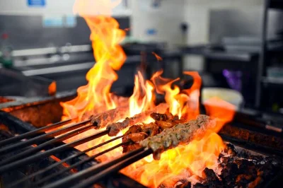 Scopri l’east end di londra assaggiando oltre 8 piatti indiani a brick lane con una guida locale. include dolci, lassi e tutte le tappe gastronomiche.