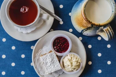Erlebe dublin ab trinity college: genieße irish coffee, käse, austern & mehr bei einer privaten food tour mit mittagessen und lokalem guide.