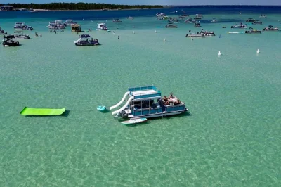 Erlebe eine private ponton-tour ab destin zur crab island mit doppelten rutschen, schwimmfloßen und paddleboard. für bis zu 10 gäste inklusive schwimmwesten.