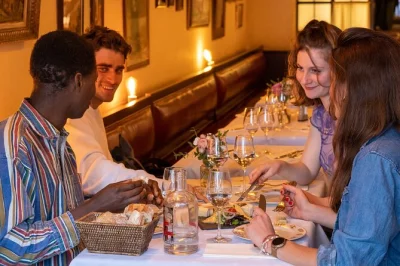 Descubra os sabores de montmartre em paris com um tour gastronômico que inclui refeição completa, degustação de queijos e sobremesas — almoço e jantar inclusos.