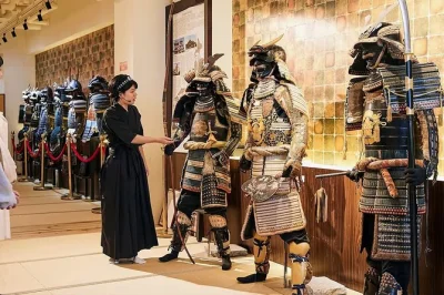 Sinta o peso da armadura samurai, aprenda a manejar uma katana e desafie seus amigos no lançamento de shuriken no museu samurai & ninja de kyoto — entrada e atividades inclusas.