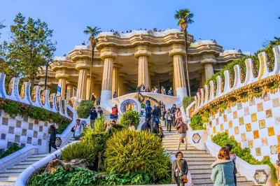 Vivi l’atmosfera giocosa di gaudí a park güell, salta la fila, esplora con una guida locale e scopri i segreti della città—ingresso veloce e cuffie incluse.