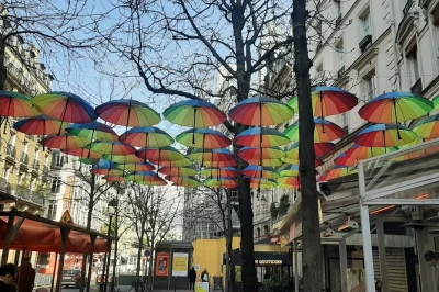 Descubra paris no tour a pé pelo le marais—padarias judaicas, mansões históricas e cafés vibrantes do bairro lgbt com guia local. acessível para cadeirantes.