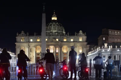 Empieza tu noche en roma con un aperitivo cerca de santa maría la mayor, luego recorre en e-bike lugares icónicos como el coliseo y el vaticano. grupo pequeño y cena incluida.