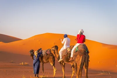 Descubra o deserto do saara em 3 dias de marrakech a fes: passeio de camelo pelas dunas de erg chebbi, música berbere ao redor da fogueira e trajeto pelas montanhas atlas. inclui transfer e acampamen