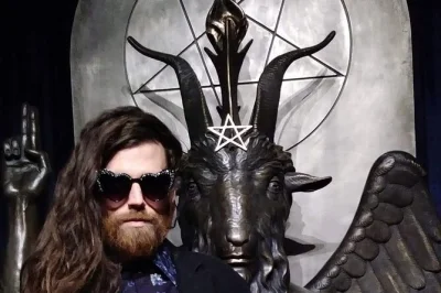 Entdecke salems echte geschichte bei einer führung mit einem satanischen minister und erhalte vergünstigten eintritt zur kunstgalerie des satanic temple. rollstuhlgerecht.