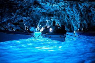 Erlebe eine bootstour ab sorrent zur insel capri, schwimme unter den faraglioni, besuche die blaue grotte in ruhigen momenten und genieße snacks, getränke & abholung inklusive.