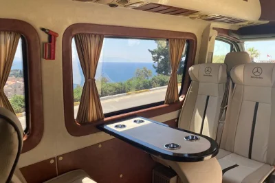 Explore a antiga Éfeso, visite a casa da virgem maria e desfrute de um almoço turco nesta excursão privada saindo de kusadasi, com transporte e entradas inclusas.