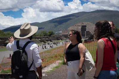 Teotihuacan ab mexiko-stadt: höhlenfrühstück, pyramiden erkunden und obsidian entdecken – mit abholung und lokalem guide.