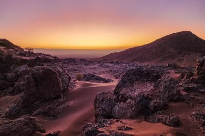 Sinta o ar do deserto em um tour de 2 dias de marrakech a zagora com passeio de camelo, jantar em acampamento berbere, parada em ait ben haddou e vistas do atlas. inclui traslado.