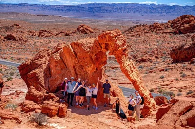 Deixe o neon para trás e descubra o valley of fire neste passeio em grupo pequeno saindo de las vegas. inclui transporte, almoço, petroglifos antigos e trilhas incríveis entre arenitos.