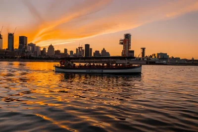 Descubre montreal desde sus canales en un paseo en barco 100% eléctrico, disfruta de bebidas a bordo y escucha historias locales. incluye gst y acceso fácil.