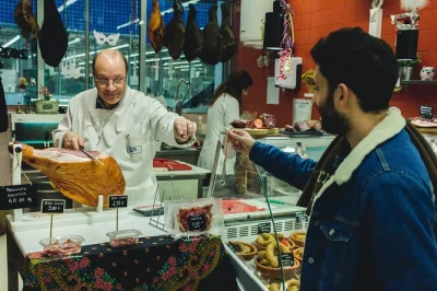 Scopri i sapori di porto: assaggia petiscos al mercado do bolhão, gusta un bicchiere di vinho verde e passeggia per le strade vivaci. include brunch, bevande e guida locale.