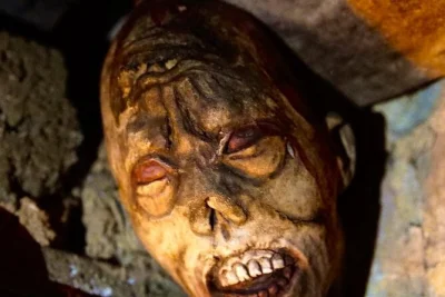 Siente el misterio de la edimburgo antigua y embrujada, recorre greyfriars kirkyard y adéntrate en las bóvedas con un guía que encarna un personaje histórico escocés.