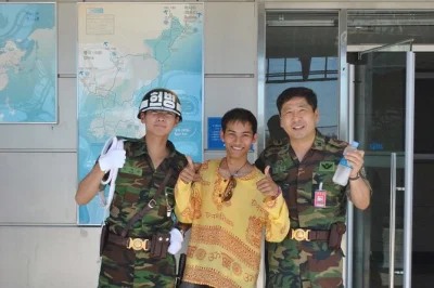 Découvrez la tension et l’espoir à la dmz coréenne lors d’une excursion d’une journée depuis séoul. visitez le parc imjingak, explorez le 3e tunnel et traversez le pont rouge. prise en char