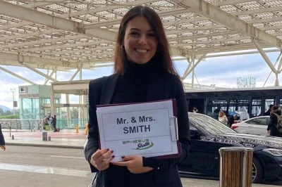 Explore a antiga Éfeso, visite as casas em terraço e conheça o templo de Ártemis com guia em grupo pequeno, incluindo traslado do hotel ou porto.