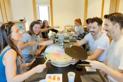 Descubra a tranquilidade de kyoto aprendendo a fazer sushi em grupo pequeno, com um instrutor japonês, dentro de uma casa tradicional restaurada perto de gion. inclui almoço.