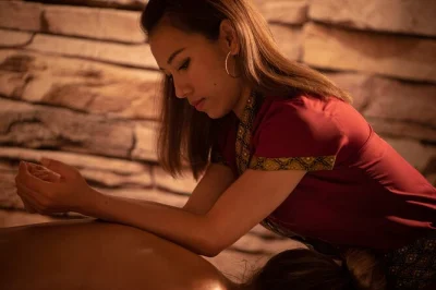 Massage fusion thaï-bali de 90 minutes à barcelone. techniques authentiques, huiles essentielles et moment de calme avec thé ou jus. réservez vite.