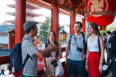 Explore o portão kaminarimon, prove petiscos na nakamise e descubra lendas locais no templo senso-ji. guia em inglês e degustações inclusas.