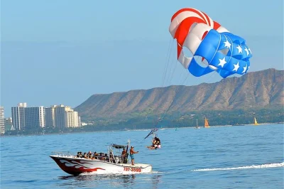 Sinta a emoção do parasailing sobre a praia de waikiki em honolulu, subindo até 300 metros com diamond head no horizonte. inclui passeio de barco compartilhado — ideal para iniciantes.