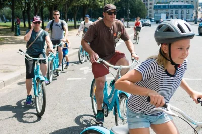 Sinta o ritmo de paris em um tour de bike pela torre eiffel, louvre, notre-dame e margens do sena com guia local e grupo pequeno. inclui bicicleta e capacete.