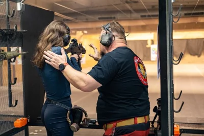 Erlebe das gewicht einer ak47, teste dein ziel auf krakaus bestem schießstand und hab spaß mit freunden. inklusive hotelabholung, anleitung und souvenir-zielscheiben.