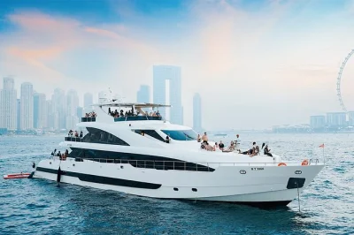 Erlebe dubais küste auf einer luxus-superyacht mit live-dj, bademöglichkeiten und premium-open-bar. inklusive lunch oder dinner, lokaler guide und bequemer abholung.