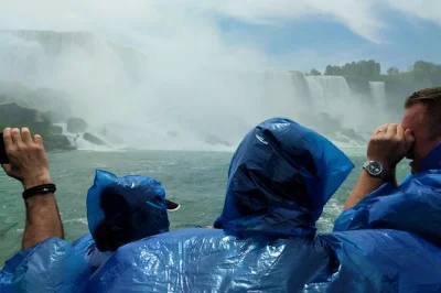 Erlebe den sprühnebel auf der maid of the mist, genieße den blick vom skylon tower und entdecke beide seiten der niagarafälle mit lokalem guide. inkl. hoteltransfer und eintritt.