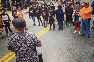 Erkunde salems dunkle gassen bei einer 90-minütigen abendführung mit geschichten über piraten, alte morde, spukhotels und den ältesten friedhof der stadt. offizielle guides inklusive.