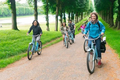 Descubre versalles en bici, compra en su mercado local, disfruta un picnic junto al lago y pasea por la aldea de maría antonieta con entradas y tren desde parís incluidos.
