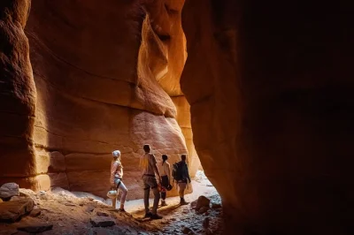 Erlebe eine aufregende utv-tour zu abgelegenen slot canyons in southern utah und wandere durch enge, rote felsenschluchten mit einem lokalen guide. offroad-abenteuer und entspanntes tempo inklusive.