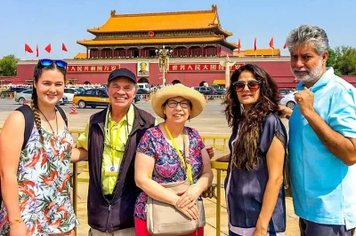 Explore a praça tiananmen, descubra os segredos da cidade proibida e suba de teleférico na muralha de mutianyu neste passeio privado em pequim com almoço e traslado do hotel.