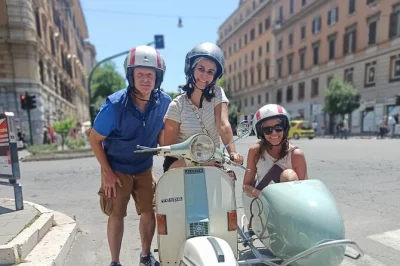 Descubre roma de noche en vespa con sidecar, desde el coliseo hasta trastevere. incluye recogida, gelato o café y guía local para cada viajero.